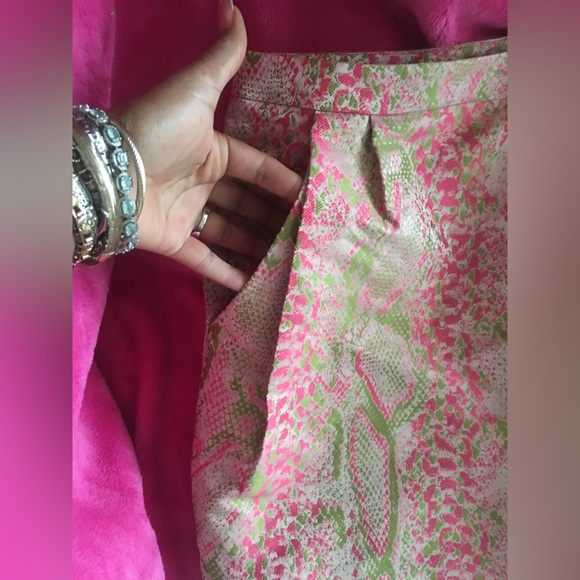 This beautiful DKNY MINI IS A SHOW SHOPPER..in lime green and hot pink a most 🔥 - Picture 3 of 5